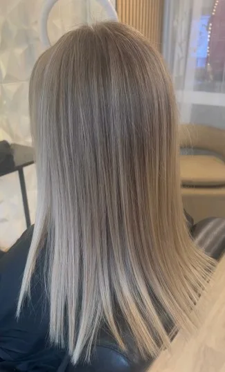 Balayage askblont rakt mellanlångt hår Skellefteå – kyligt glansigt resultat hos Hårakuten