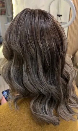 Balayage askig nyans Skellefteå – kyligt silvrigt resultat på mellanlångt hår hos Hårakuten
