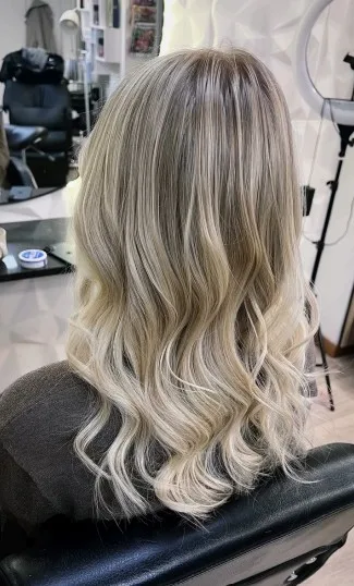Balayage mellanlångt blont hår Skellefteå – ljust resultat med volym och rörelse hos Hårakuten