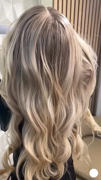 Balayage långt blont hår Skellefteå – naturligt solkysst resultat med mjuka övergångar hos Hårakuten frisörsalong