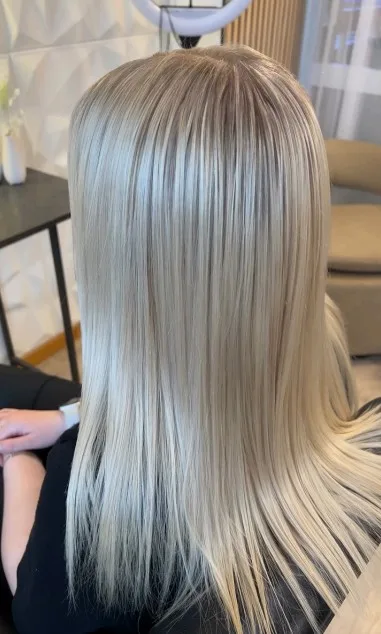 Balayage platinum isblont rakt hår Skellefteå – silkeslent jämnt resultat hos Hårakuten frisörsalong