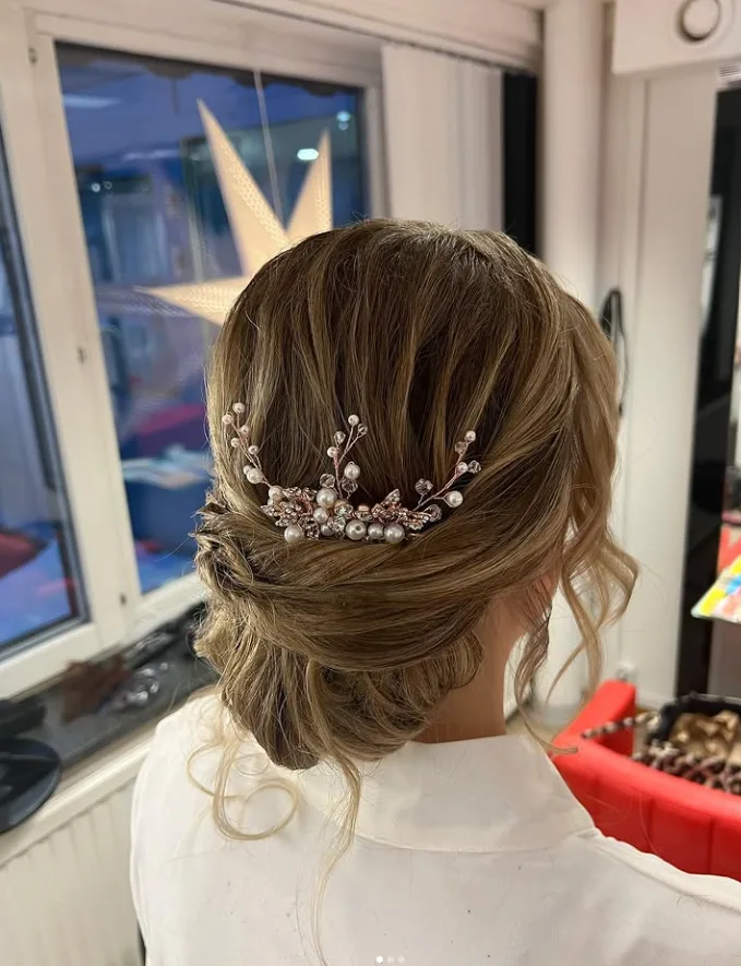 Bruduppsättning Skellefteå – elegant låg knut med pärl- och kristallhårspänne hos Hårakuten