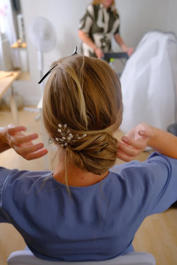 Sarah sätter bruduppsättning – elegant låg knut med pärlhårspänne