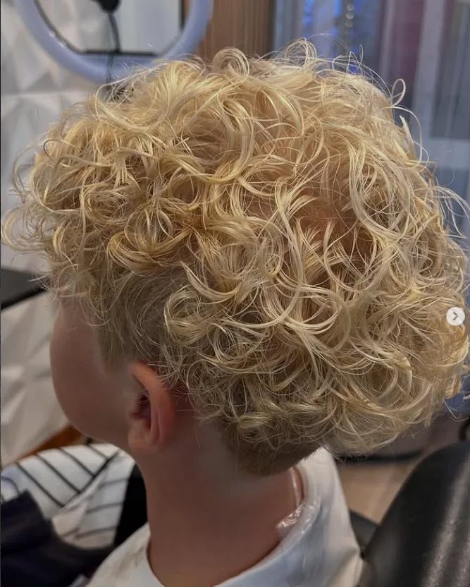 Permanent hår Skellefteå – kort blont hår med täta naturliga lockar efter permanentning hos Hårakuten
